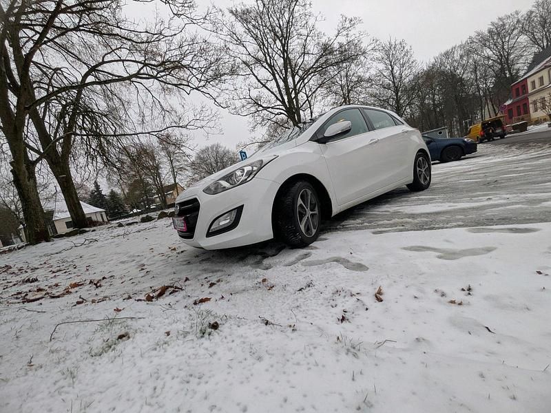 Gebraucht Hyundai i30 110 PS (80 kW) 2017 Weiß Kleinwagen