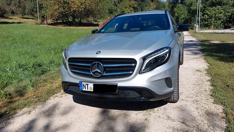 Silber Gebraucht 2016 Mercedes GLA220 SUV | 25.750 € (Teuer) - Bild 1/4