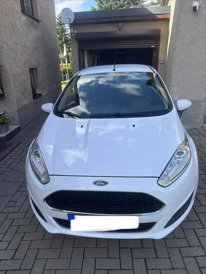 Gebraucht Ford Fiesta Trend 60 PS (44 kW) 2017 Weiß Kleinwagen