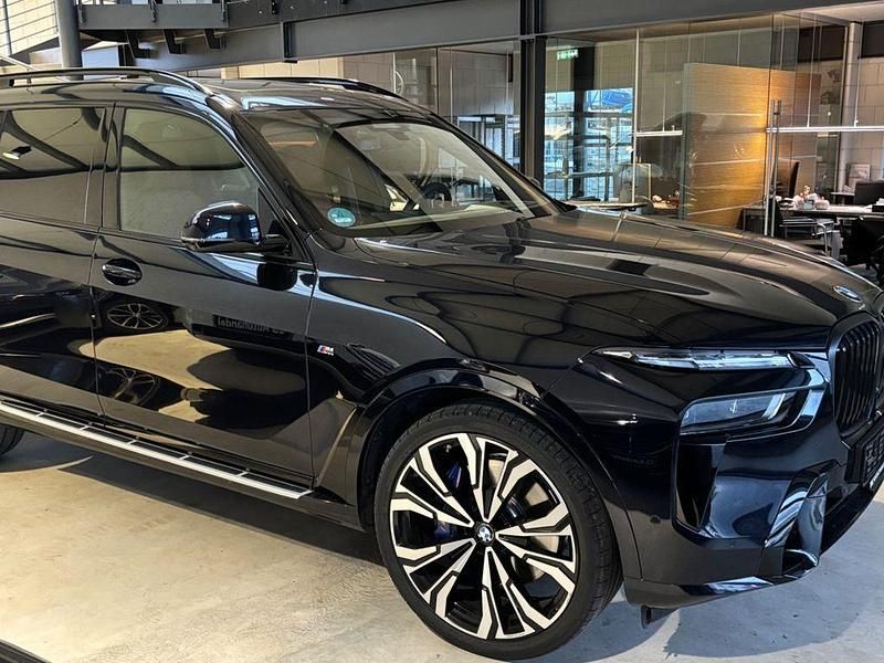 Schwarz (saphirschwarrz metallic) Gebraucht 2024 BMW X5 Comfort Edition SUV | 84.900 € - Bild 1/1