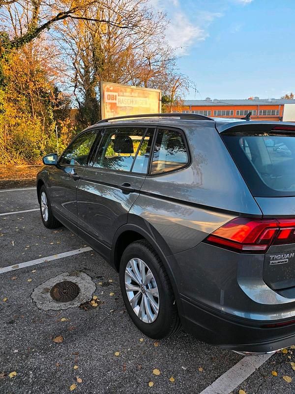 Gebraucht VW Tiguan Allspace Trendline 150 PS (110 kW) 2018 Grau SUV