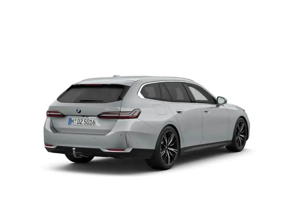 Gebraucht BMW 520 M Sport 197 PS (144 kW) 2025 Brooklyn grau metallic Kombi