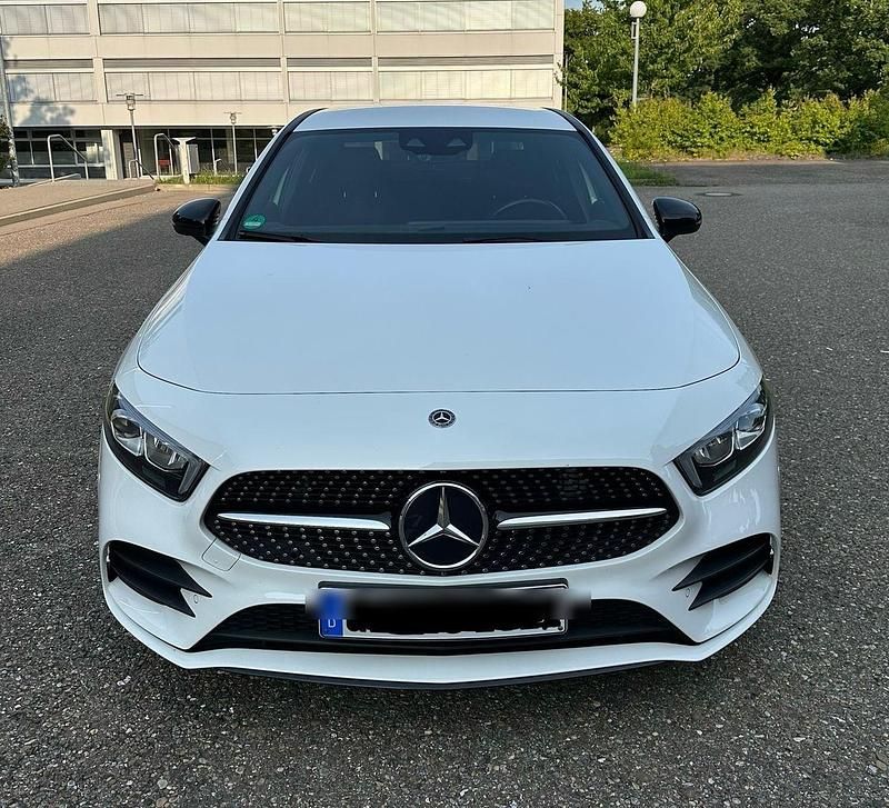 Weiß Gebraucht 2020 Mercedes A200 AMG line Limousine | 22.999 € (Superpreis) - Bild 1/4