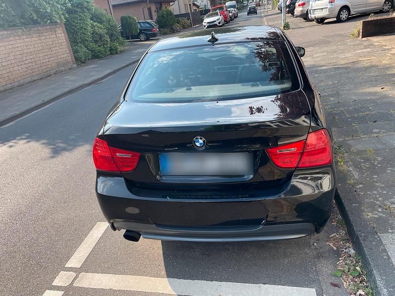 Schwarz Gebraucht 2011 BMW 318 Sport Line Limousine | 5.400 € (Fairer Preis) - Bild 1/4