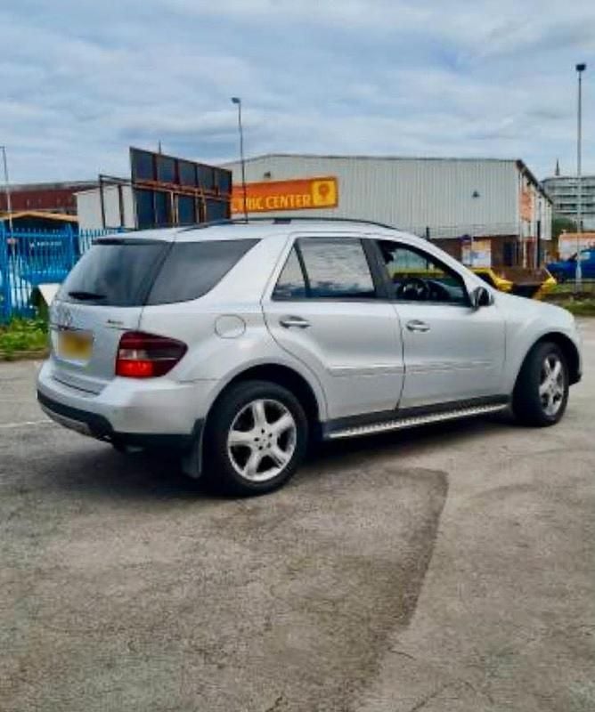 Gebraucht Mercedes ML320 224 PS (164 kW) 2008 Silber SUV