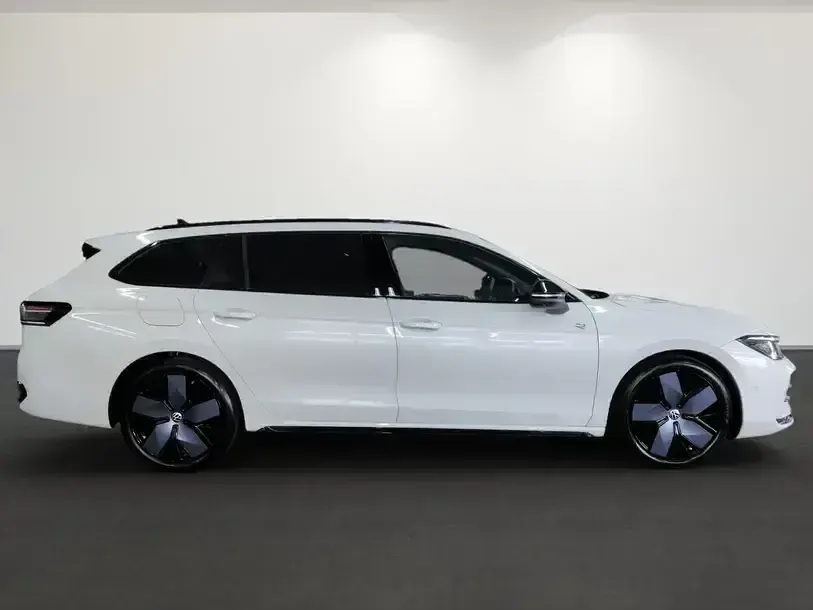 Gebraucht VW Passat R-line 150 PS (110 kW) 2024 (oryxweiß perlmutteffekt) Kombi