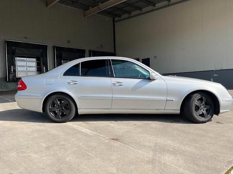 Gebraucht Mercedes E220 Elegance 150 PS (110 kW) 2004 Silber Limousine