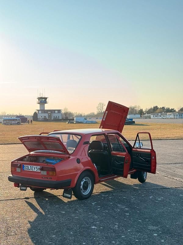 Gebraucht Skoda 105 45 PS (33 kW) 1988 Rot Limousine