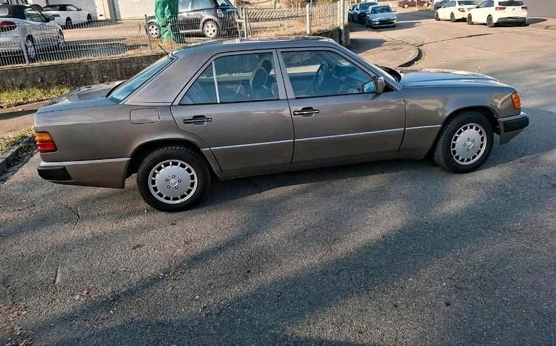Gebraucht Mercedes E230 97 PS (71 kW) 1990 Braun Limousine