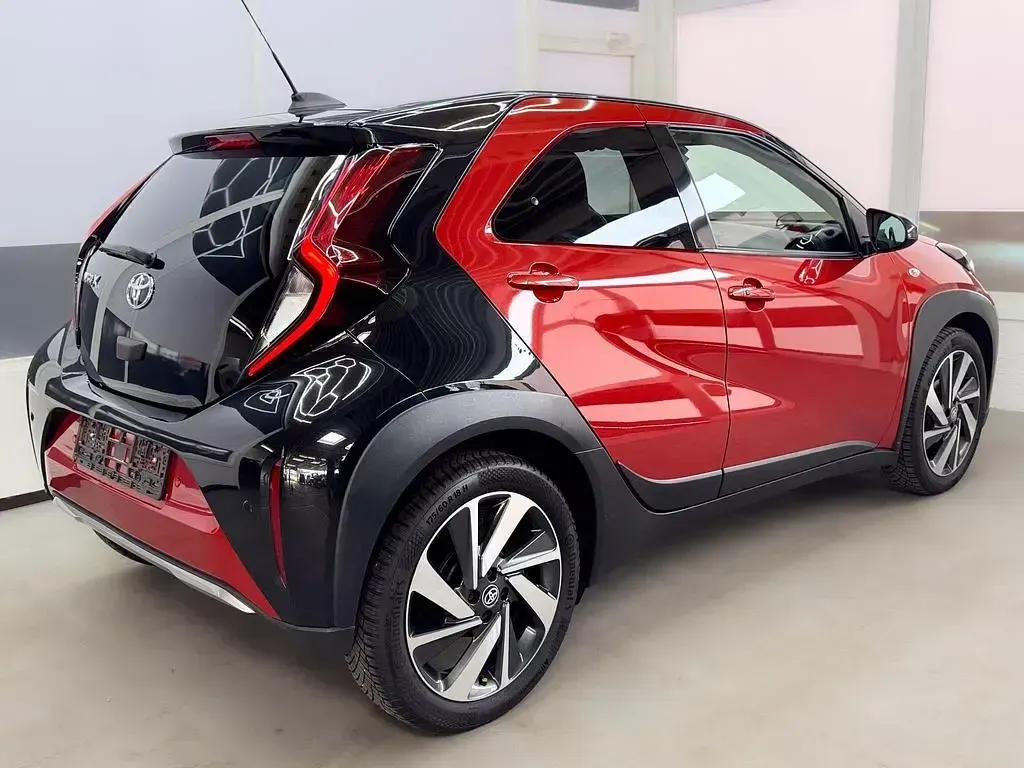 Gebraucht Toyota Aygo X X-plore 72 PS (52 kW) 2022 Rot dach schwarz SUV