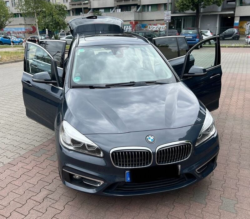 Grau Gebraucht 2015 BMW 220 Gran Tourer Luxury Line Van / Kleinbus | 15.900 € (Guter Preis) - Bild 1/4