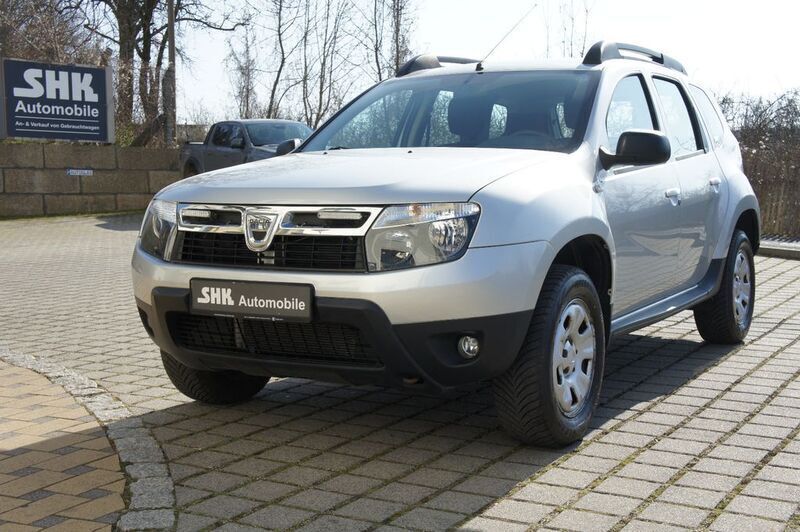 Grau Gebraucht 2011 Dacia Duster Lauréate SUV | 7.490 € (Teuer) - Bild 1/4