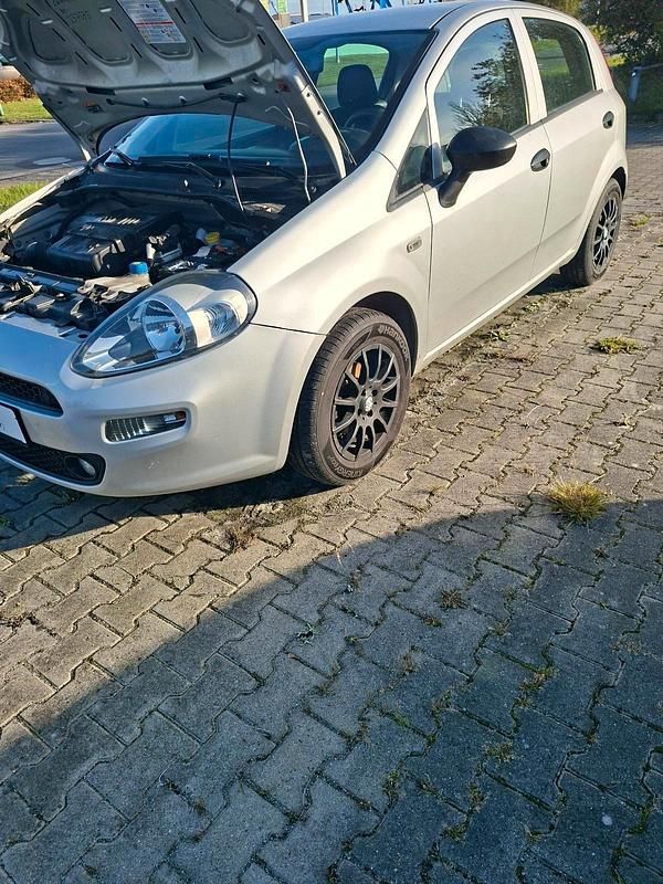 Silber Gebraucht 2016 Fiat Punto Kleinwagen | 2.990 € (Fairer Preis) - Bild 1/4