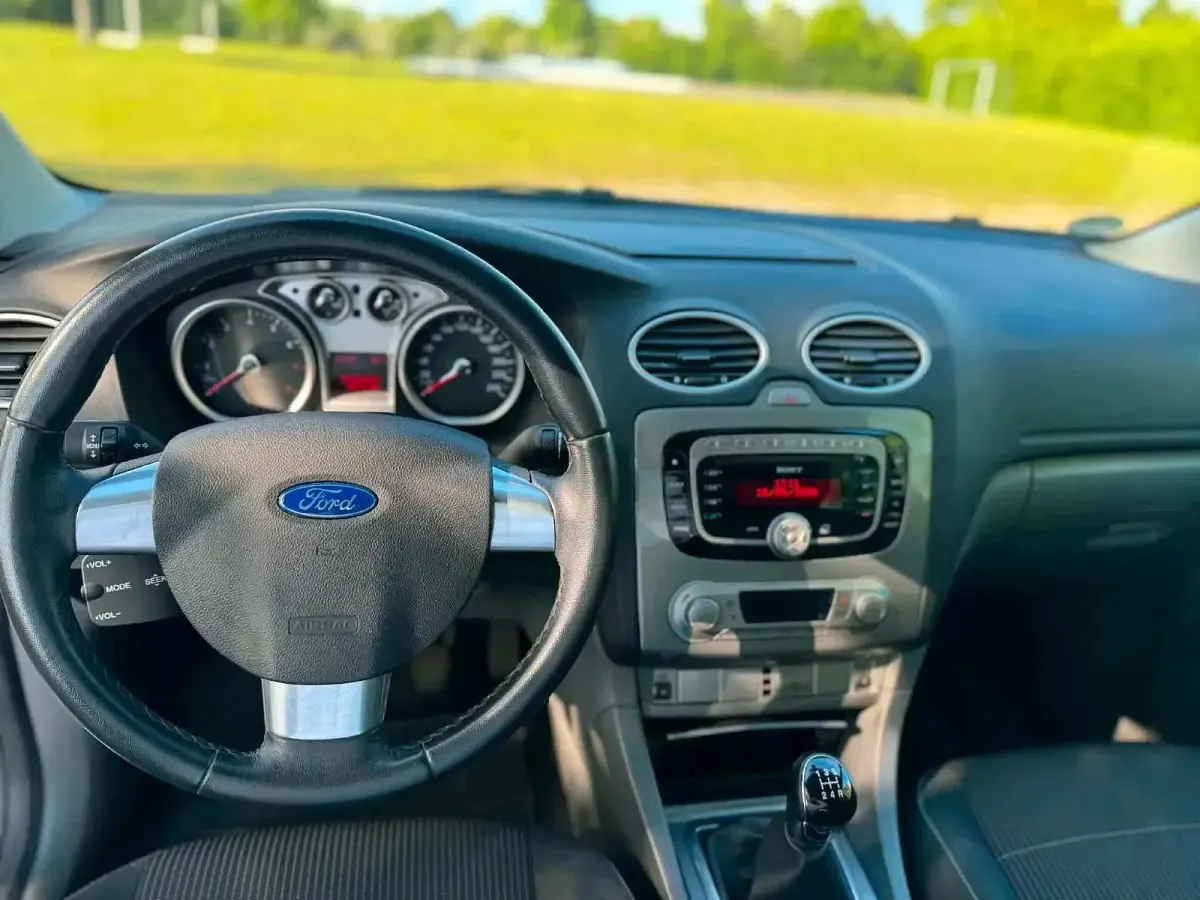 Używany Ford Focus ST 125 KM (91 kW) 2010 Biały Sedan/Limuzyna
