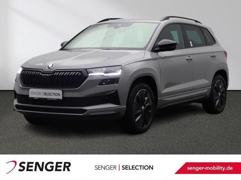 Stahlgrau Gebraucht 2022 Skoda Karoq SportLine SUV | 31.880 € (Etwas zu teuer) - Bild 1/3