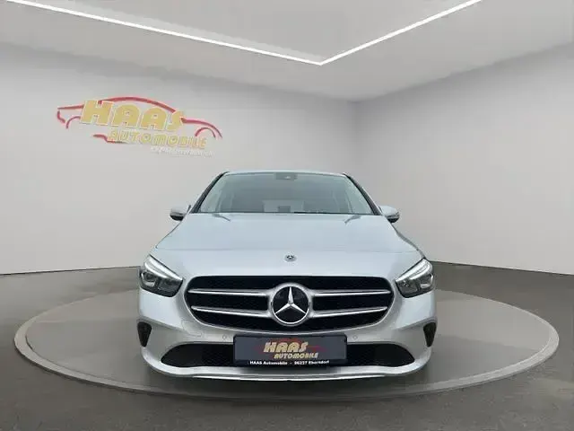 Gebraucht Mercedes B180 140 PS (102 kW) 2022 Silber Kleinwagen