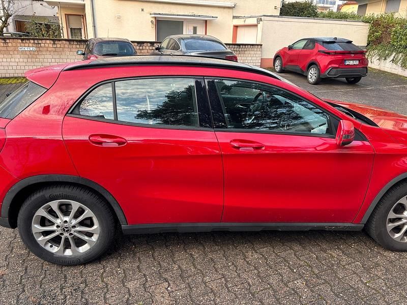 Gebraucht Mercedes GLA180 122 PS (89 kW) 2018 Rot SUV