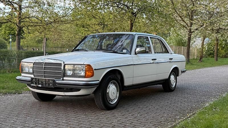 Gebraucht Mercedes E280 1983 Grün Limousine