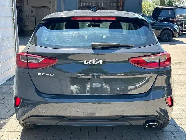 Neu Kia Ceed Silver 140 PS (102 kW) 2025 Pentametal metallic pentametal metallic Kleinwagen