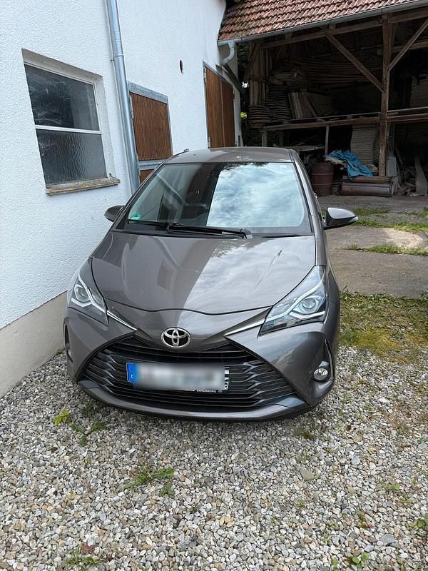 Grau Gebraucht 2020 Toyota Yaris Kleinwagen | 13.700 € (Guter Preis) - Bild 1/3