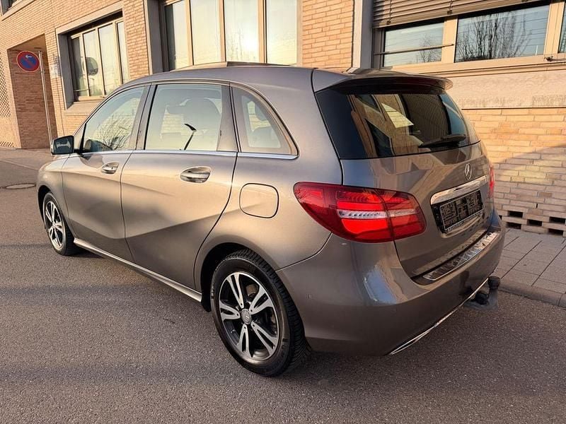Gebraucht Mercedes B180 122 PS (89 kW) 2016 Grau Van / Kleinbus