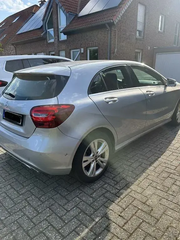 Gebraucht Mercedes A180 Urban 122 PS (89 kW) 2017 Silber Kleinwagen