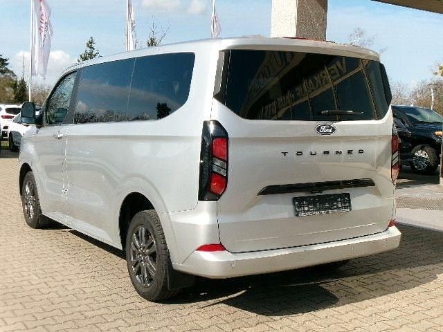 Gebraucht Ford Tourneo Titanium 136 PS (100 kW) 2025 Silber Van / Kleinbus