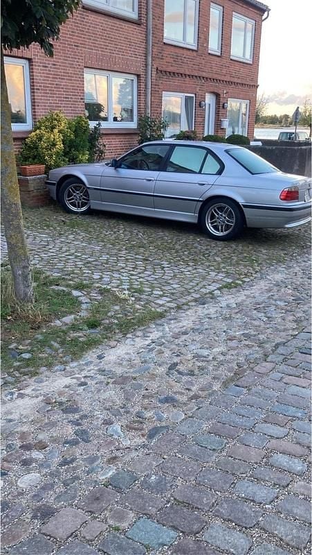 Silber Gebraucht 2001 BMW 740 Limousine | 19.499 € - Bild 1/4
