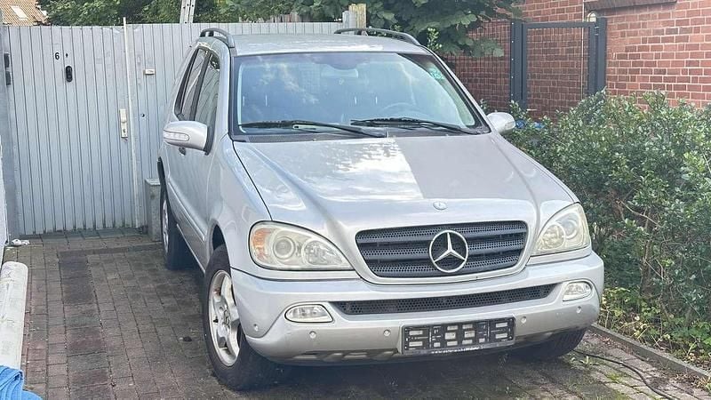 Grau Gebraucht 2004 Mercedes ML270 SUV | 4.500 € (Fairer Preis) - Bild 1/4