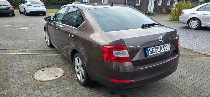 Braun Gebraucht 2013 Skoda Octavia Elegance Limousine | 9.400 € (Etwas zu teuer) - Bild 1/4