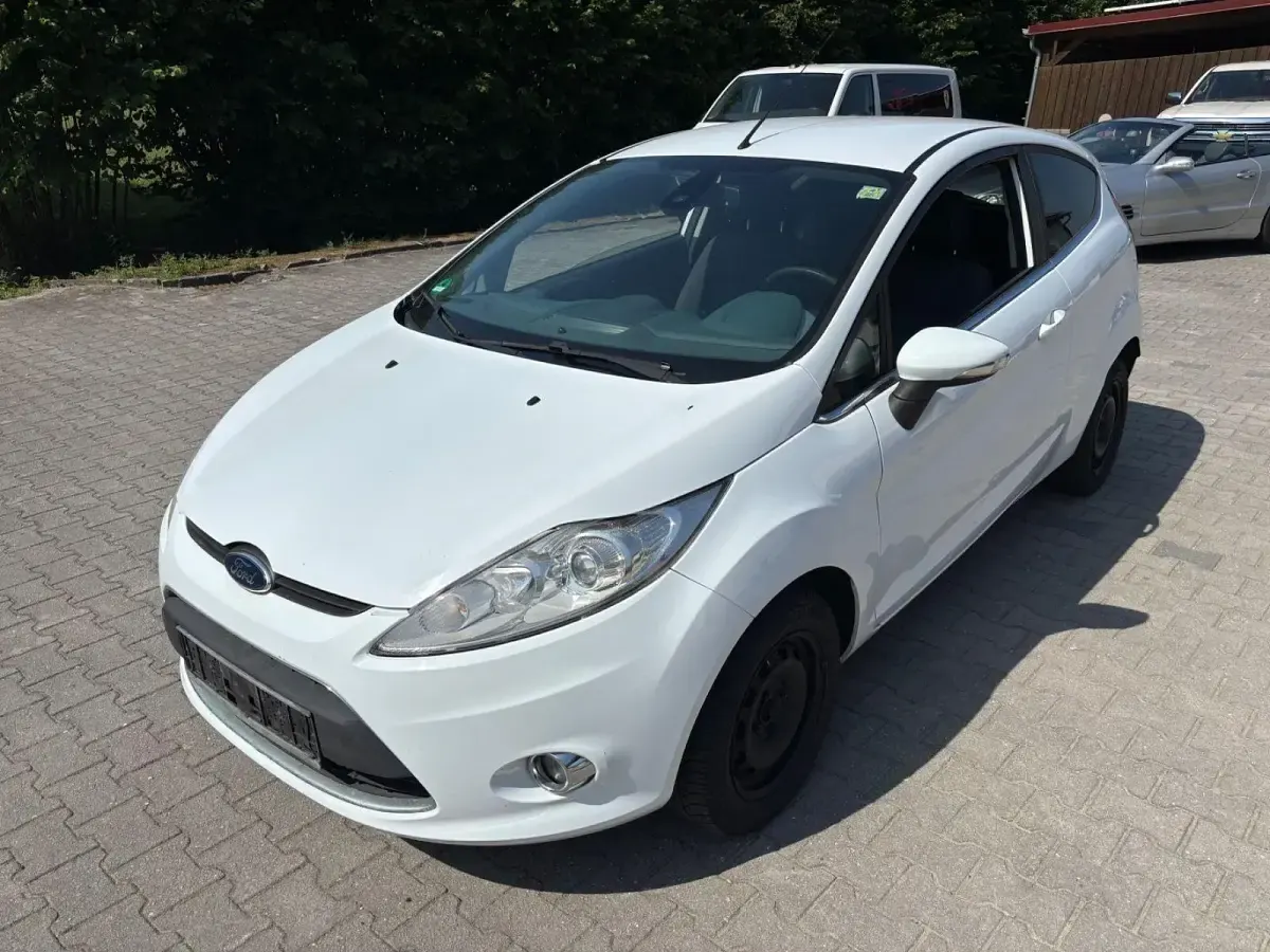 Gebraucht Ford Fiesta Titanium 97 PS (71 kW) 2011 Weiß Limousine