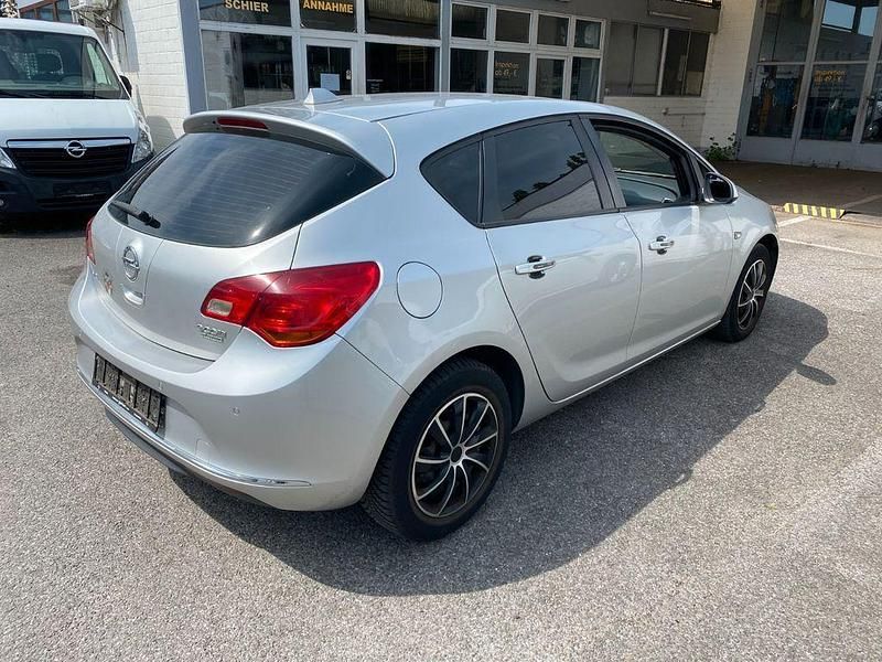 Gebraucht Opel Astra Edition 95 PS (69 kW) 2013 Silber Limousine