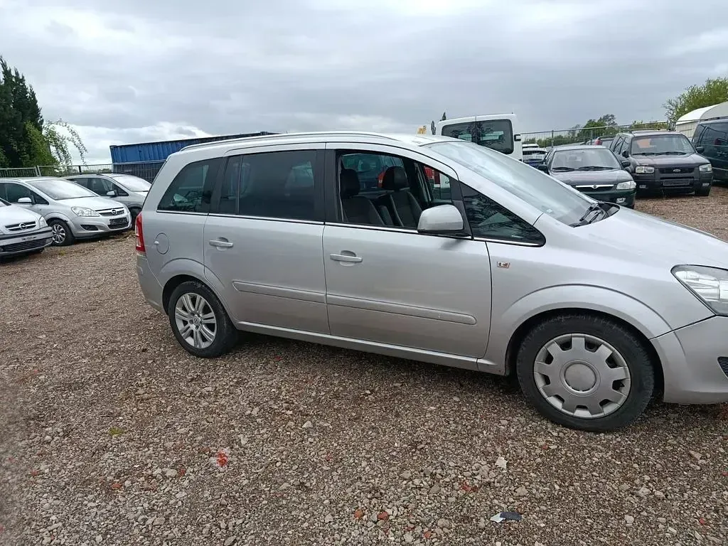 Gebraucht Opel Zafira Innovation 125 PS (91 kW) 2010 Silber Van / Kleinbus