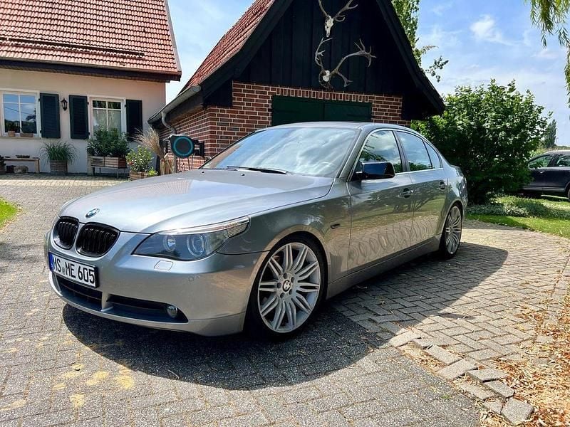 Grau Gebraucht 2004 BMW 520 M Sport Limousine | 11.500 € - Bild 1/4