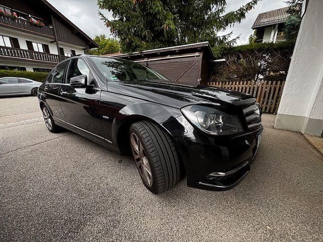 Schwarz Gebraucht 2012 Mercedes C180 Limousine | 10.400 € (Fairer Preis) - Bild 1/4