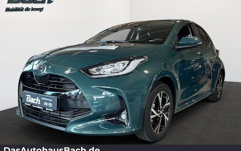 Grün Neu 2025 Toyota Yaris Hybrid Limousine | 28.460 € (Etwas zu teuer) - Bild 1/4