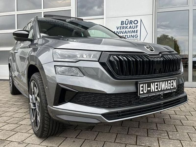Grau Neu 2025 Skoda Karoq SportLine SUV | 44.980 € - Bild 1/4