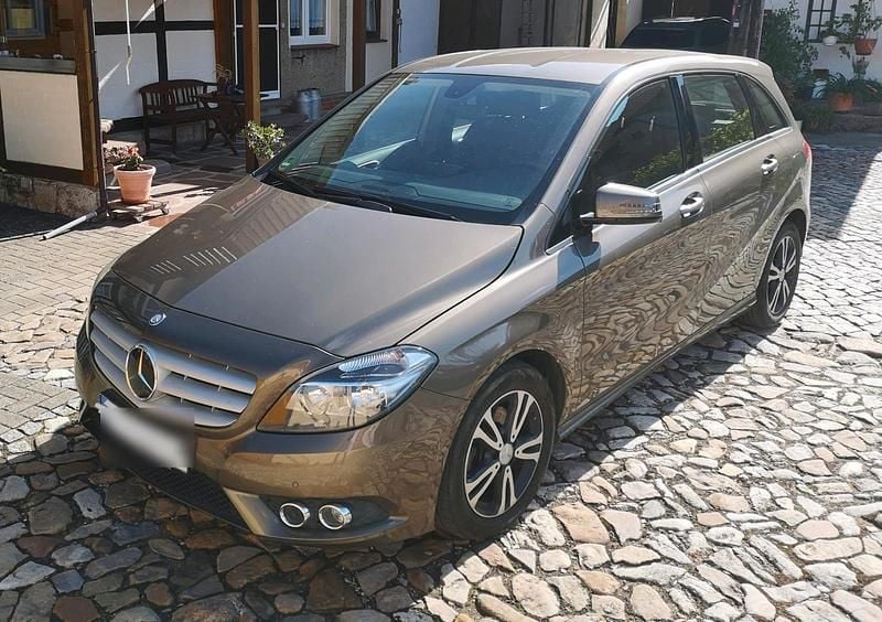 Grau Gebraucht 2013 Mercedes B200 Van / Kleinbus | 9.350 € (Fairer Preis) - Bild 1/4
