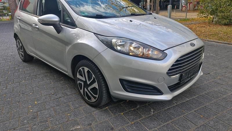Gebraucht Ford Fiesta 75 PS (55 kW) 2014 Silber Kleinwagen