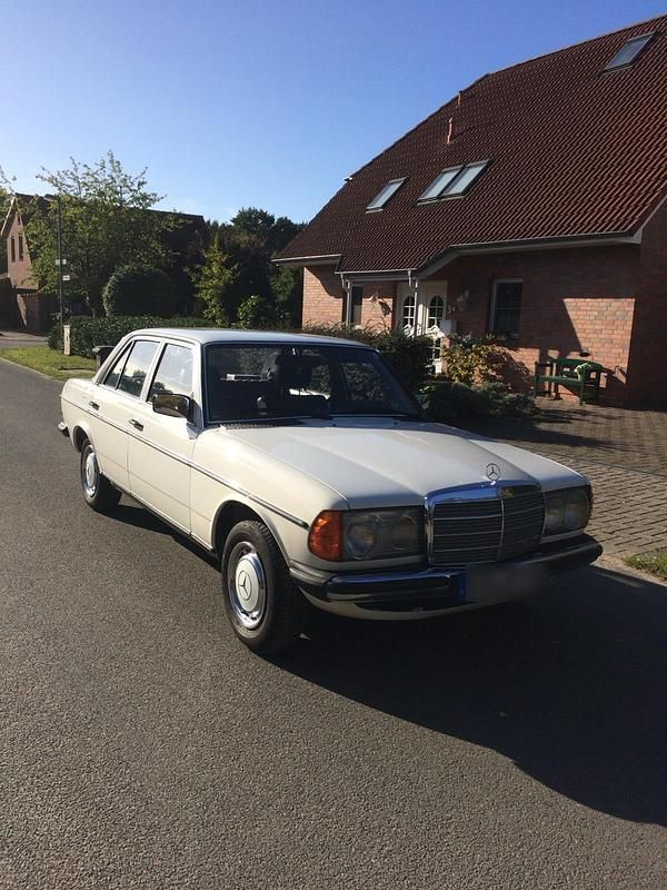 Gebraucht Mercedes E230 136 PS (100 kW) 1982 Weiß Limousine
