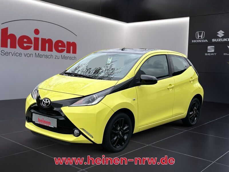 Gelb Gebraucht 2017 Toyota Aygo X-cite Kleinwagen | 7.399 € (Guter Preis) - Bild 1/4