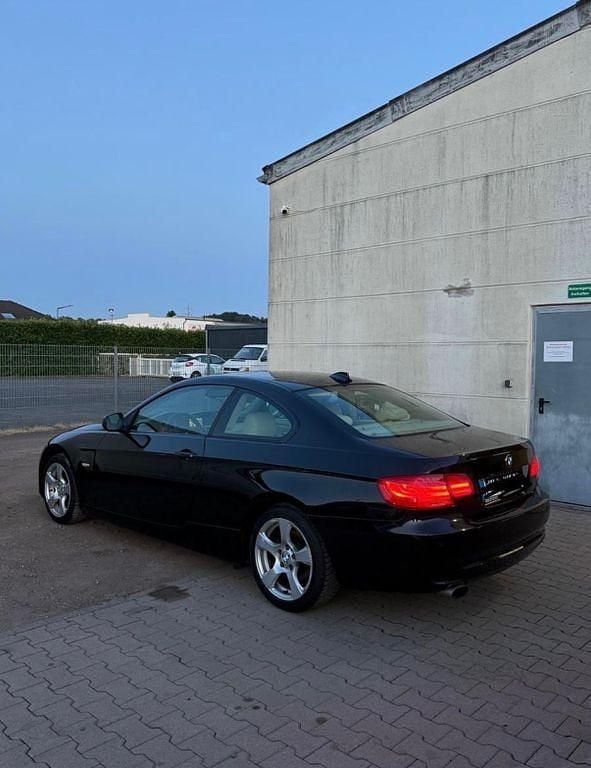 Gebraucht BMW 318 Exclusive 143 PS (105 kW) 2010 Schwarz Coupé