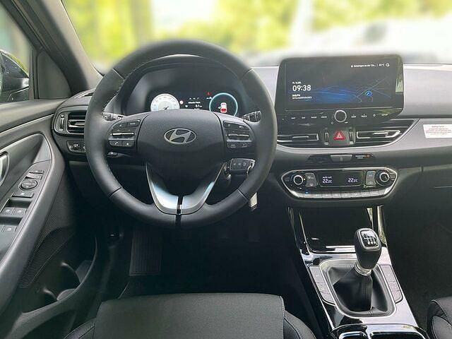Gebraucht Hyundai i30 Advantage 120 PS (88 kW) 2024 Ecotronic grey / mic Limousine