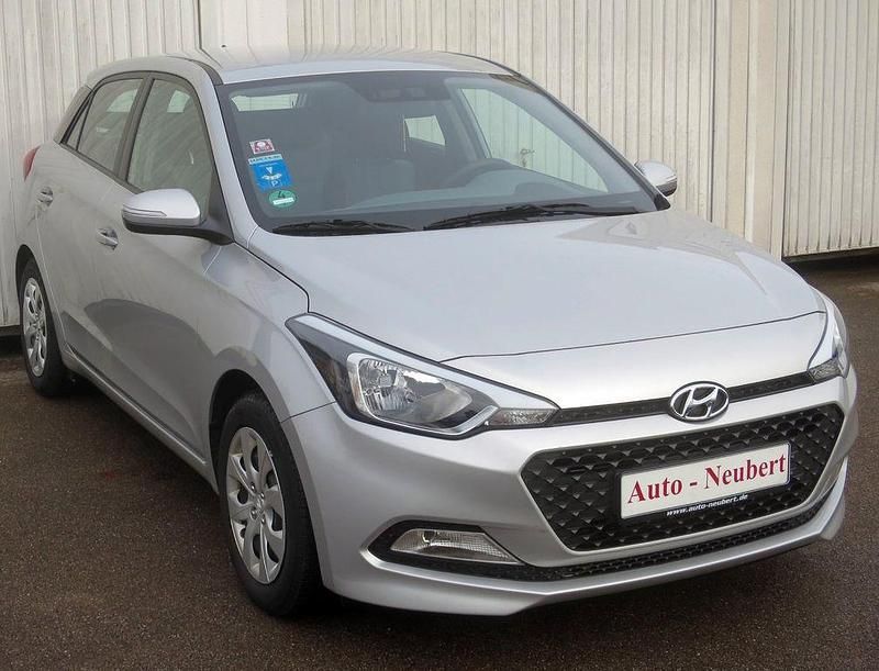 Silber Gebraucht 2018 Hyundai i20 GO! Limousine | 9.250 € (Fairer Preis) - Bild 1/4