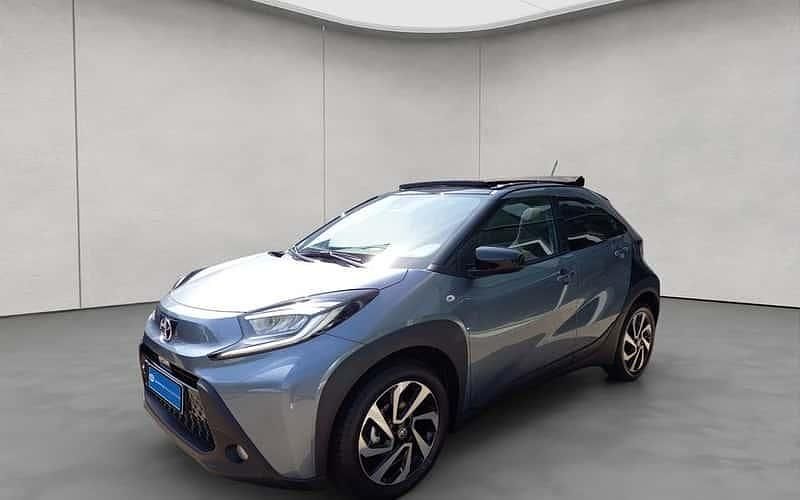 Grau Neu 2025 Toyota Aygo X Comfort SUV | 20.750 € - Bild 1/4
