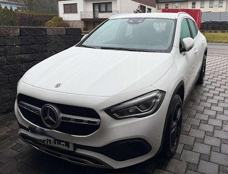 Gebraucht Mercedes GLA200 Progressive 163 PS (119 kW) 2020 Weiß SUV
