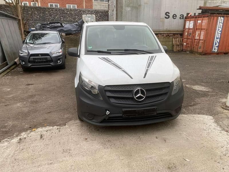 Weiß Gebraucht 2017 Mercedes Vito Van / Kleinbus | 8.999 € - Bild 1/4