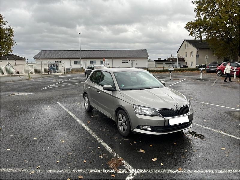 Beige Gebraucht 2017 Skoda Fabia Ambition Limousine | 10.300 € (Fairer Preis) - Bild 1/4