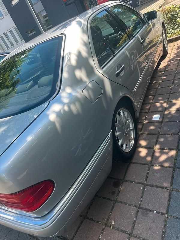 Używany Mercedes E280 142 KM (104 kW) 1997 Srebrny Sedan/Limuzyna