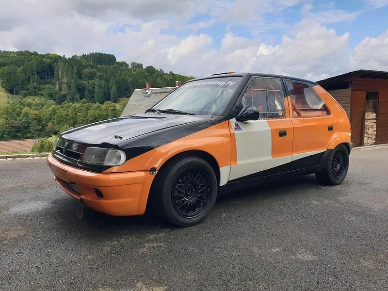 Orange Gebraucht 1995 Skoda Felicia Limousine | 11.880 € - Bild 1/4